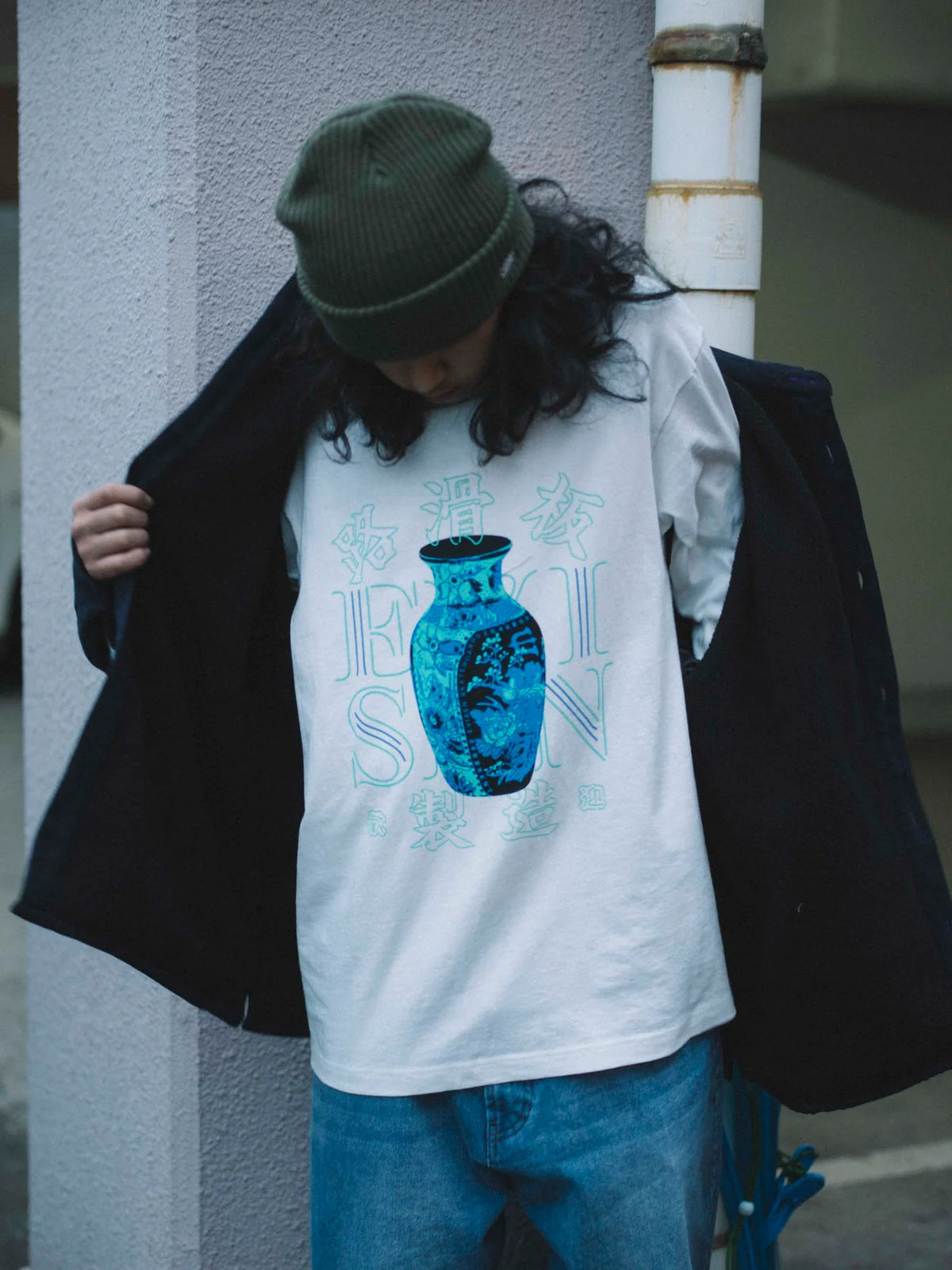 Evisen Skateboards Vase Longsleeve Tee White model